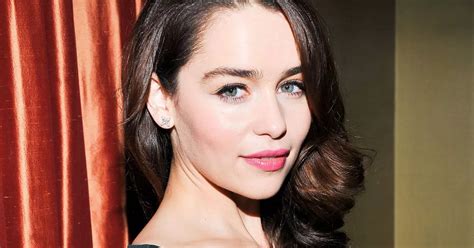 emilia clarke bikini pics|Emilia Clarke Strips Down To A Bikini On The Beach。